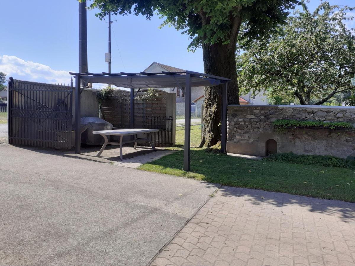 Vila Les Copains D'Abord Beaucroissant Exteriér fotografie